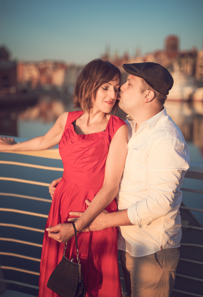 Piękna sesja zdjęciowa na rocznicę ślubu. Odbyła się na Gdańskiej Starówce o wschodzie słonca w pewien letni lipcowy poranek. Foto Baśnie, sesja dla par, Gdańsk, fotograf Gdańsk, fotografie Gdańsk, sesja zdjęciowa.