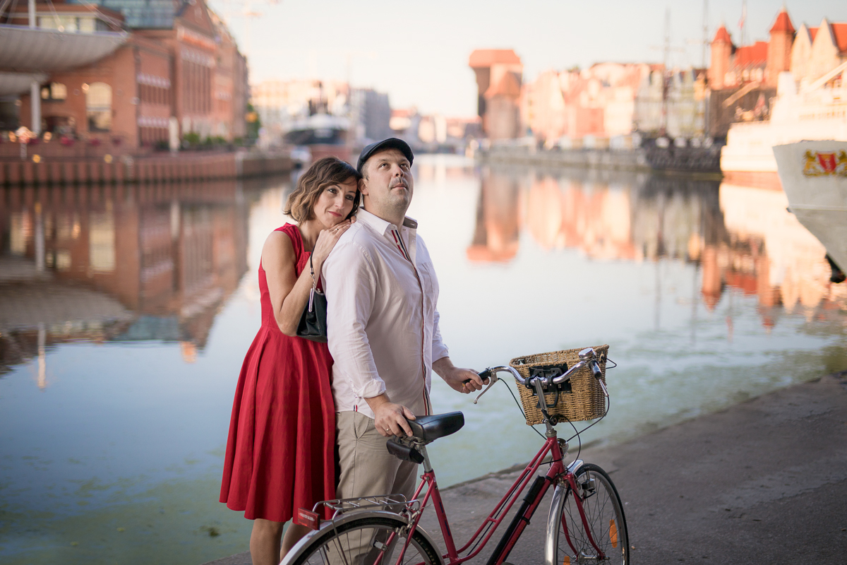 Piękna sesja zdjęciowa na rocznicę ślubu. Odbyła się na Gdańskiej Starówce o wschodzie słonca w pewien letni lipcowy poranek. Foto Baśnie, sesja dla par, Gdańsk, fotograf Gdańsk, fotografie Gdańsk, sesja zdjęciowa.