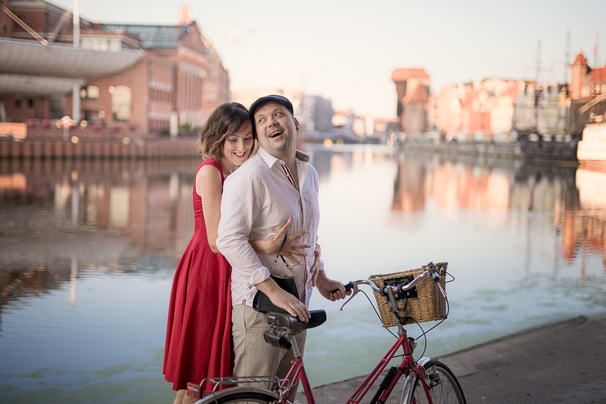 Piękna sesja zdjęciowa na rocznicę ślubu. Odbyła się na Gdańskiej Starówce o wschodzie słonca w pewien letni lipcowy poranek. Foto Baśnie, sesja dla par, Gdańsk, fotograf Gdańsk, fotografie Gdańsk, sesja zdjęciowa.