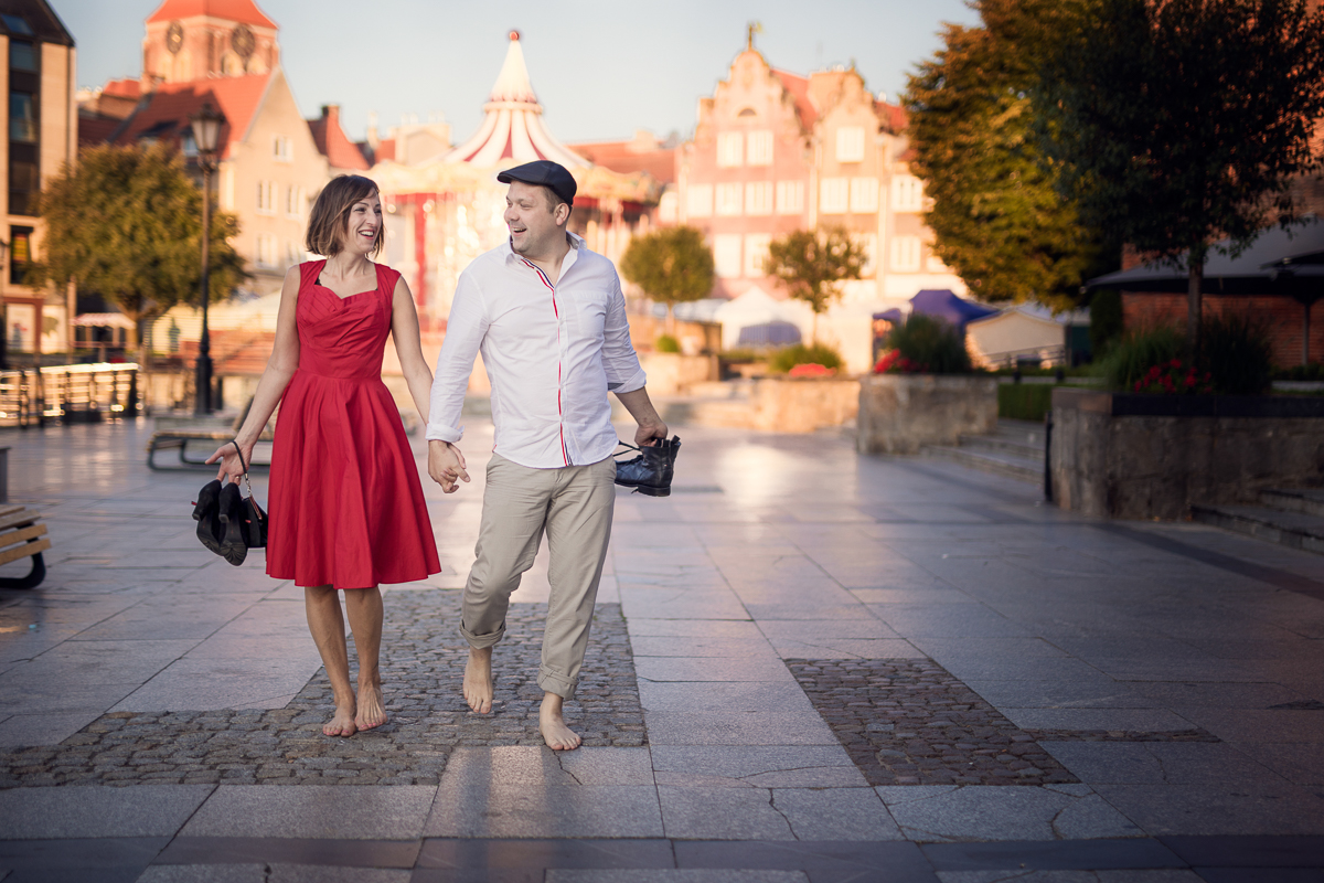 Piękna sesja zdjęciowa na rocznicę ślubu. Odbyła się na Gdańskiej Starówce o wschodzie słonca w pewien letni lipcowy poranek. Foto Baśnie, sesja dla par, Gdańsk, fotograf Gdańsk, fotografie Gdańsk, sesja zdjęciowa.