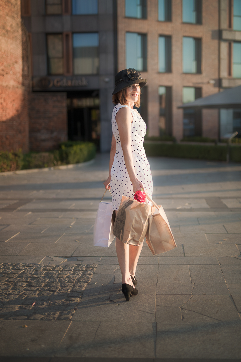 Piękna sesja zdjęciowa na rocznicę ślubu. Odbyła się na Gdańskiej Starówce o wschodzie słonca w pewien letni lipcowy poranek. Foto Baśnie, sesja dla par, Gdańsk, fotograf Gdańsk, fotografie Gdańsk, sesja zdjęciowa.
