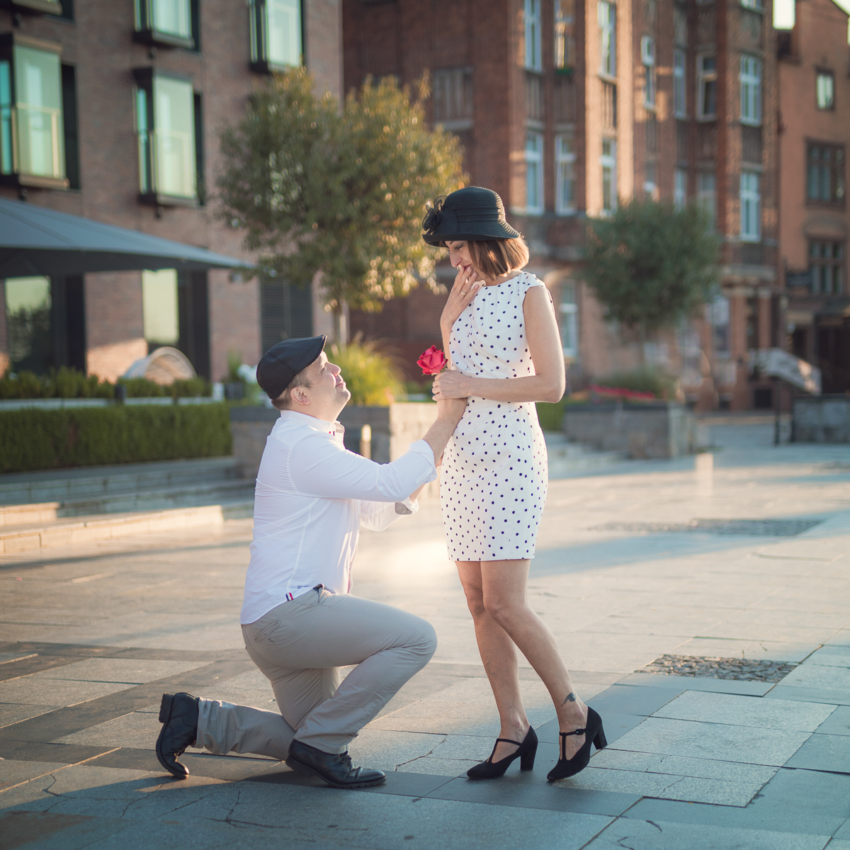  Odbyła się na Gdańskiej Starówce o wschodzie słonca w pewien letni lipcowy poranek. Foto Baśnie, sesja dla par, Gdańsk, fotograf Gdańsk, fotografie Gdańsk, sesja zdjęciowa.