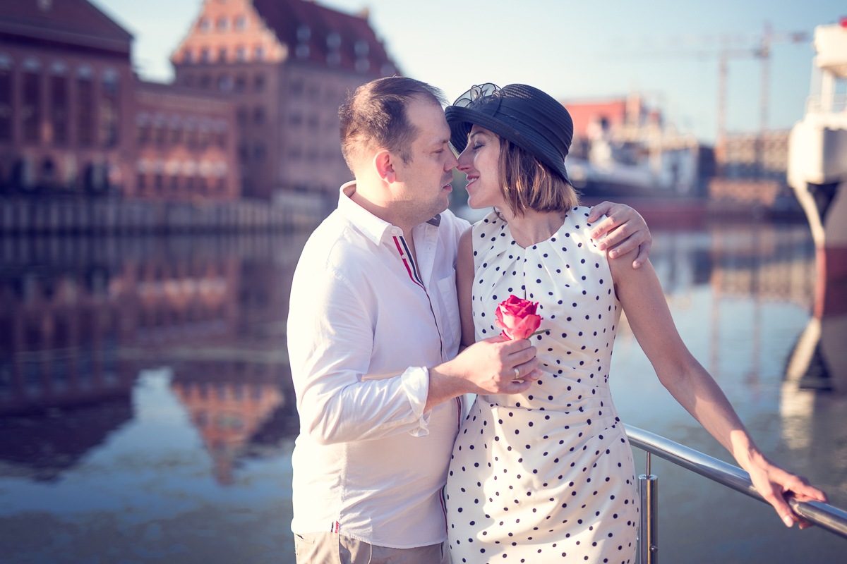 Odbyła się na Gdańskiej Starówce o wschodzie słonca w pewien letni lipcowy poranek. Foto Baśnie, sesja dla par, Gdańsk, fotograf Gdańsk, fotografie Gdańsk, sesja zdjęciowa.