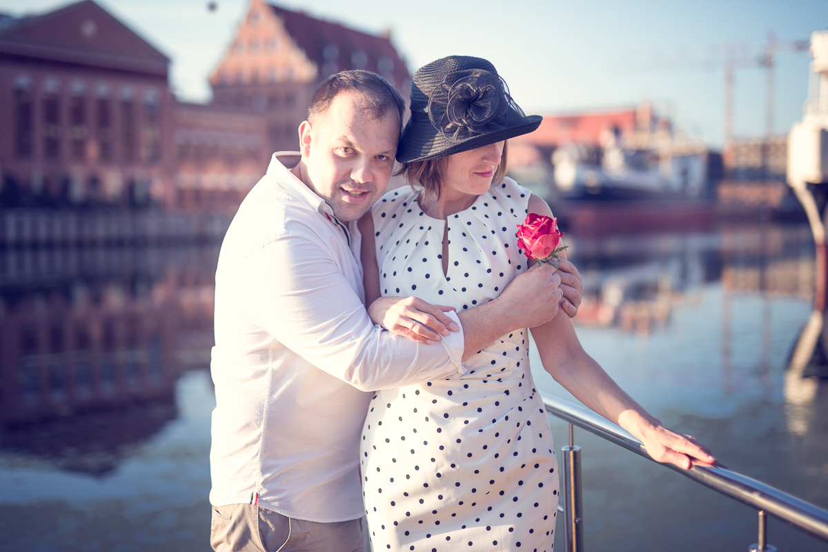 Odbyła się na Gdańskiej Starówce o wschodzie słonca w pewien letni lipcowy poranek. Foto Baśnie, sesja dla par, Gdańsk, fotograf Gdańsk, fotografie Gdańsk, sesja zdjęciowa.